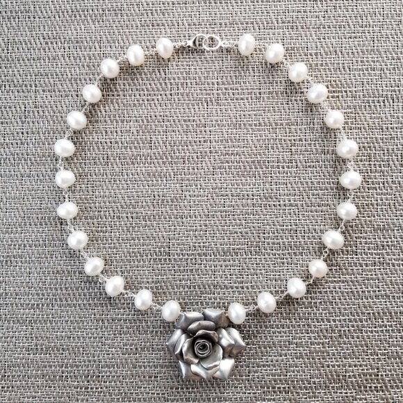 NECKLACE WHITE PEARL WITH SILVER ROSE PENDANT.